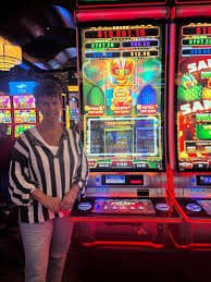 Live Baccarat Dealer မြန်မာဂိမ်းသမားများနှင့် Real-time ကစားနေသော ပုံ